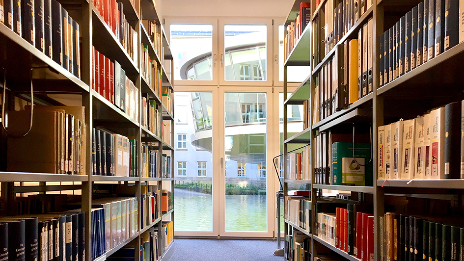 Bücherregale in der Bibliothek des Bundessozialgerichts mit Blick auf den Elisabeth-Selbert-Saal im Innenhof