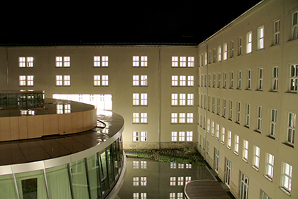 Blick in den Innenhof des Bundessozialgerichts mit Altbau und Neubau Blick in den Innenhof des Bundessozialgerichts mit Altbau und Neubau