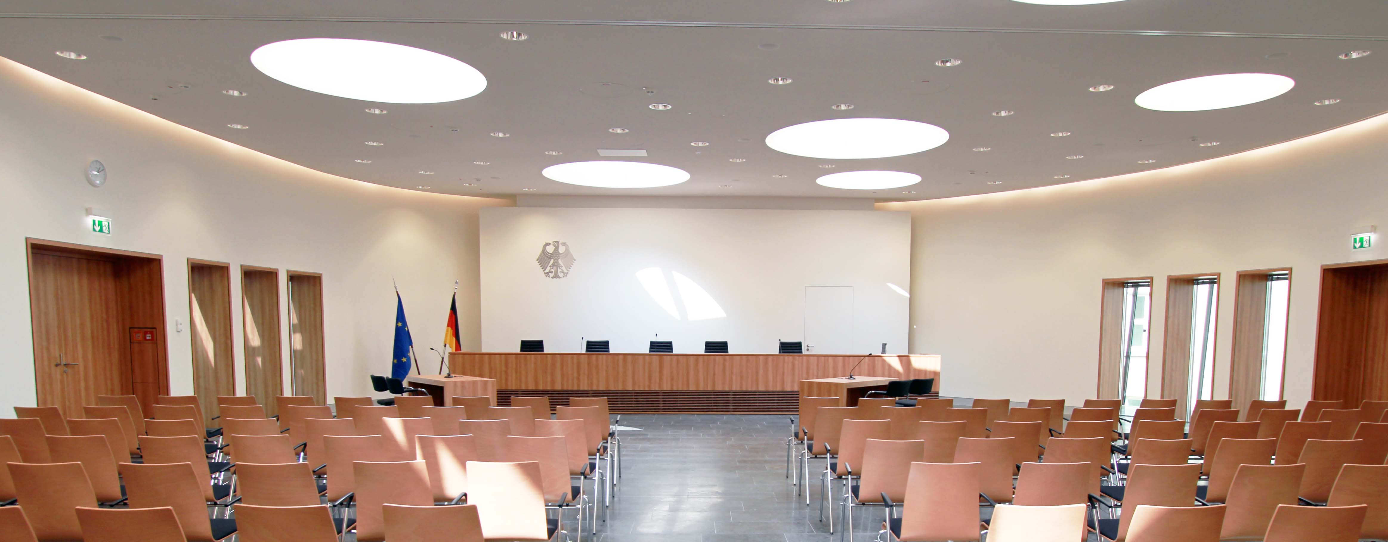 Blick auf die Richterbank im Elisabeth-Selbert-Saal des Bundessozialgerichts (verweist auf: Verhandlungstermine der Senate des Bundessozialgerichts)