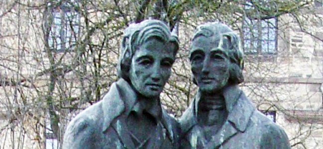 Bronzeskulptur von Wilhelm und Jacob Grimm auf dem Brüder-Grimm-Platz in Kassel