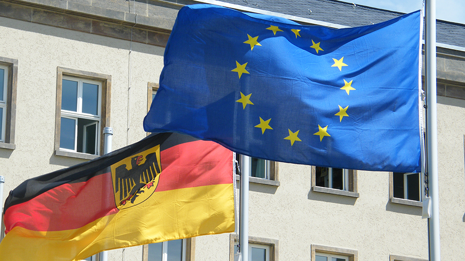 Eingangsbereich des Bundessozialgerichts mit der Europafahne und der Deutschlandfahne