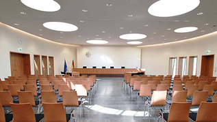 Blick auf die Richterbank des Elisabeth-Selbert-Saales des Bundessozialgerichts (verweist auf: Elisabeth-Selbert-Saal)