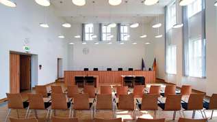 Blick auf die Richterbank des Jacob-Grimm-Saales des Bundessozialgerichts (verweist auf: Jacob-Grimm-Saal)