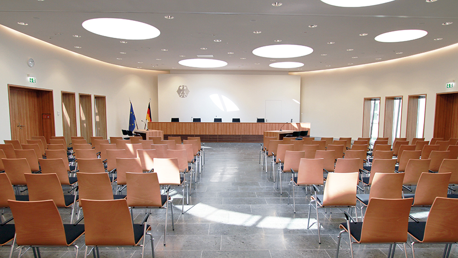 Blick auf die Richterbank im Elisabeth-Selbert-Saal des Bundessozialgerichts