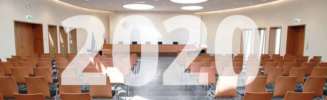Blick auf die Richterbank im Elisabeth-Selbert-Saal des Bundessozialgerichts, davor ist die Jahreszahl 2020 eingeblendet.